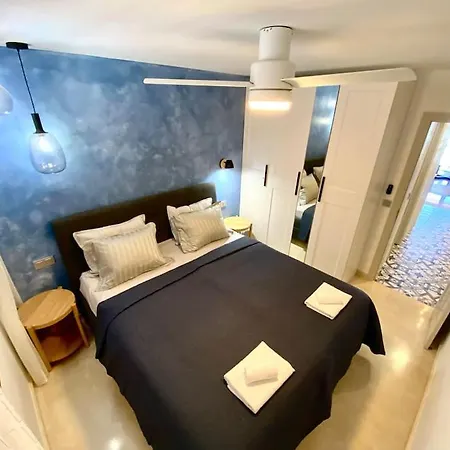 Stylish & Modern 1 Bedroom On Frontline Of Playa Del Duque *